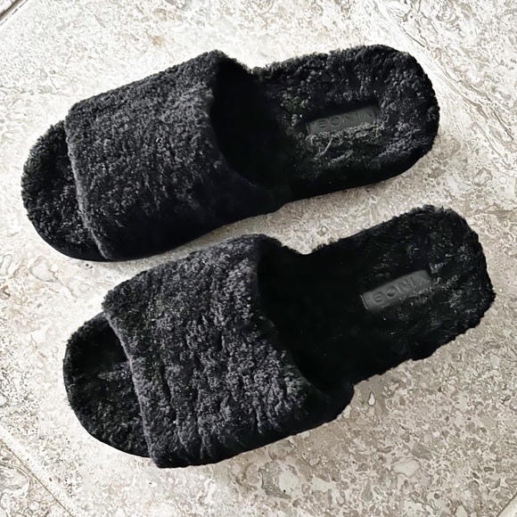 VINCE Real Fur Slide Sandals Cozy Slippers in Black, Size 7M New w/o Box - Picture 2 of 6